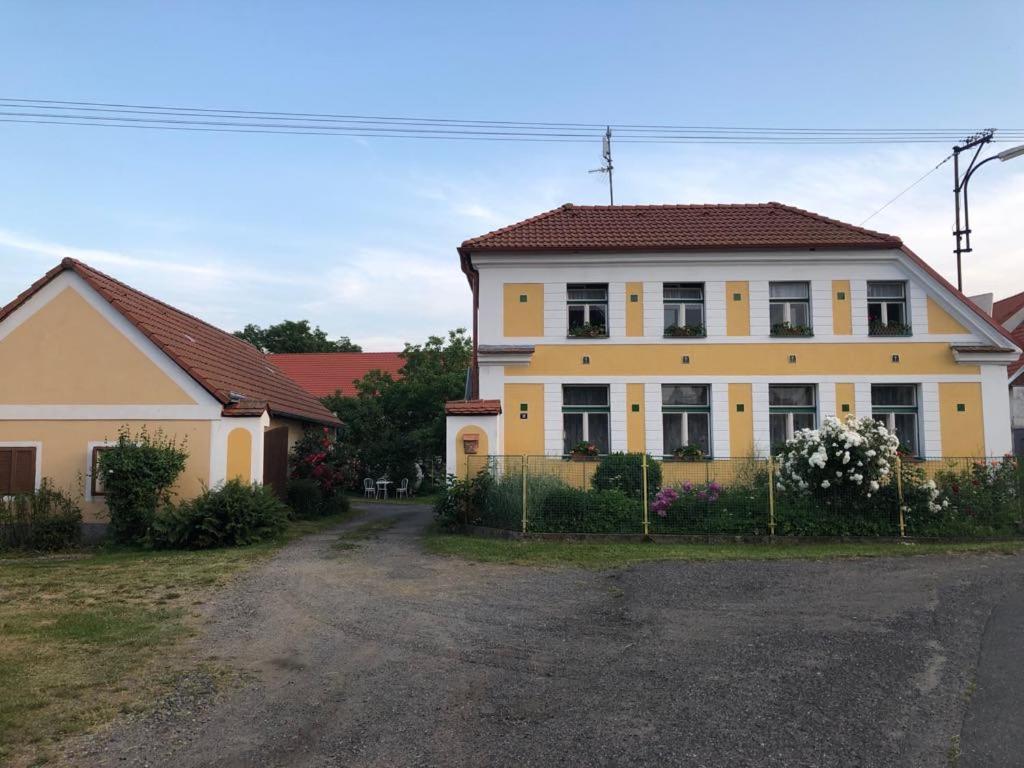 Ubytovani U Simonu Hotel Probulov ภายนอก รูปภาพ